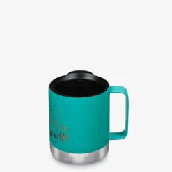 Klean Kanteen Camp Mug 12oz (355ml) - Mountain Green -Outweli Camping Shop Camp Mug Porcelain Graphic Front 1400x 9d1921cf cc2d 4f16 81c0 12e43557f7be
