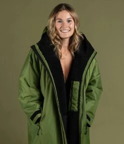 Dryrobe Advance Long Sleeve FOREST GREEN BLACK - RECYCLED -Outweli Camping Shop Forest Green 6 2024x2024 6dabac77 7301 4cc4 b238 94760314e834