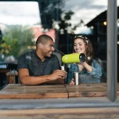 Klean Kanteen Insulated TK Wide With Café Cap 946ml - Black -Outweli Camping Shop K32TKWSSL JP bottle brewery pouring lifestyle 1