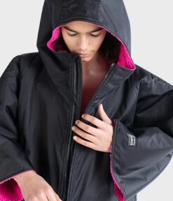 Dryrobe Advance Kids Short Sleeve BLACK PINK -Outweli Camping Shop SS Black Pink 2 2024x2024 81801ca3 1b6d 459e b1fc 8f950ca21792