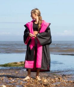 Dryrobe Advance Kids Short Sleeve BLACK PINK -Outweli Camping Shop SS Black Pink 5 2024x2024 8218aba9 5fee 4c65 a7ea 903a772c4d41