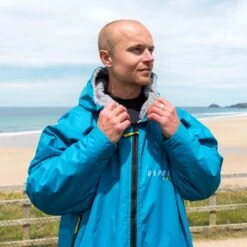 Osprey Unisex Changing Robe Teal -Outweli Camping Shop su4052 56 changing robe lifestyle 1