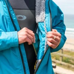 Osprey Unisex Changing Robe Teal -Outweli Camping Shop su4052 56 changing robe lifestyle 2